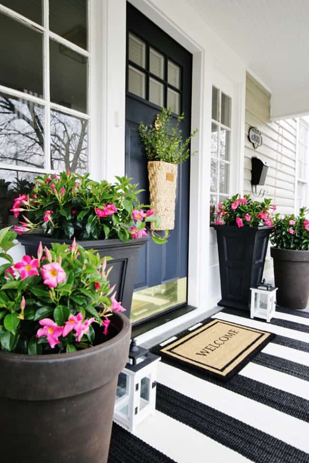 Spruce Up Your Entryway: 15 Creative Front Door Decor Ideas