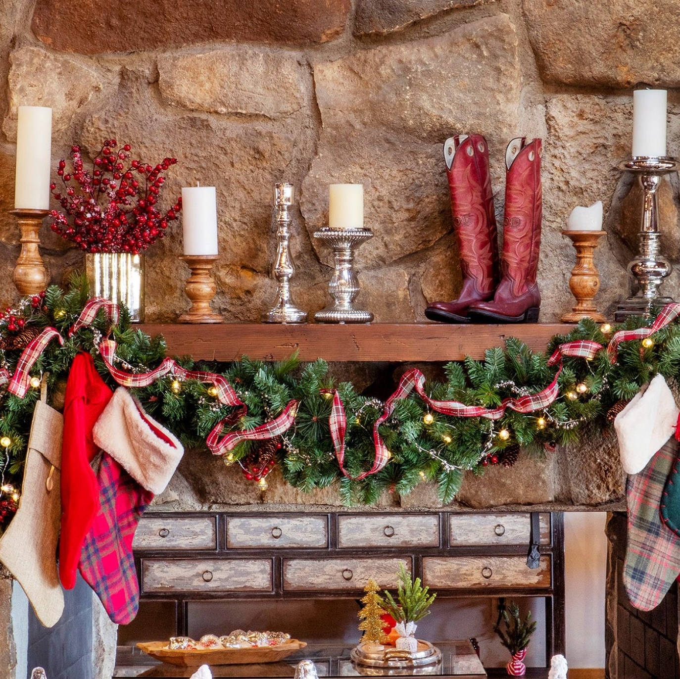 Niche Utama 2  Best Christmas Mantel And Fireplace Décor Ideas