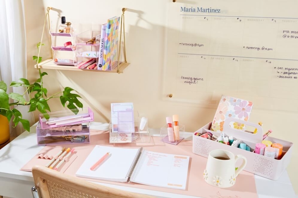 Niche Utama 2  Desk Decor Ideas: How To Decorate Your Office Desk  Erin Condren